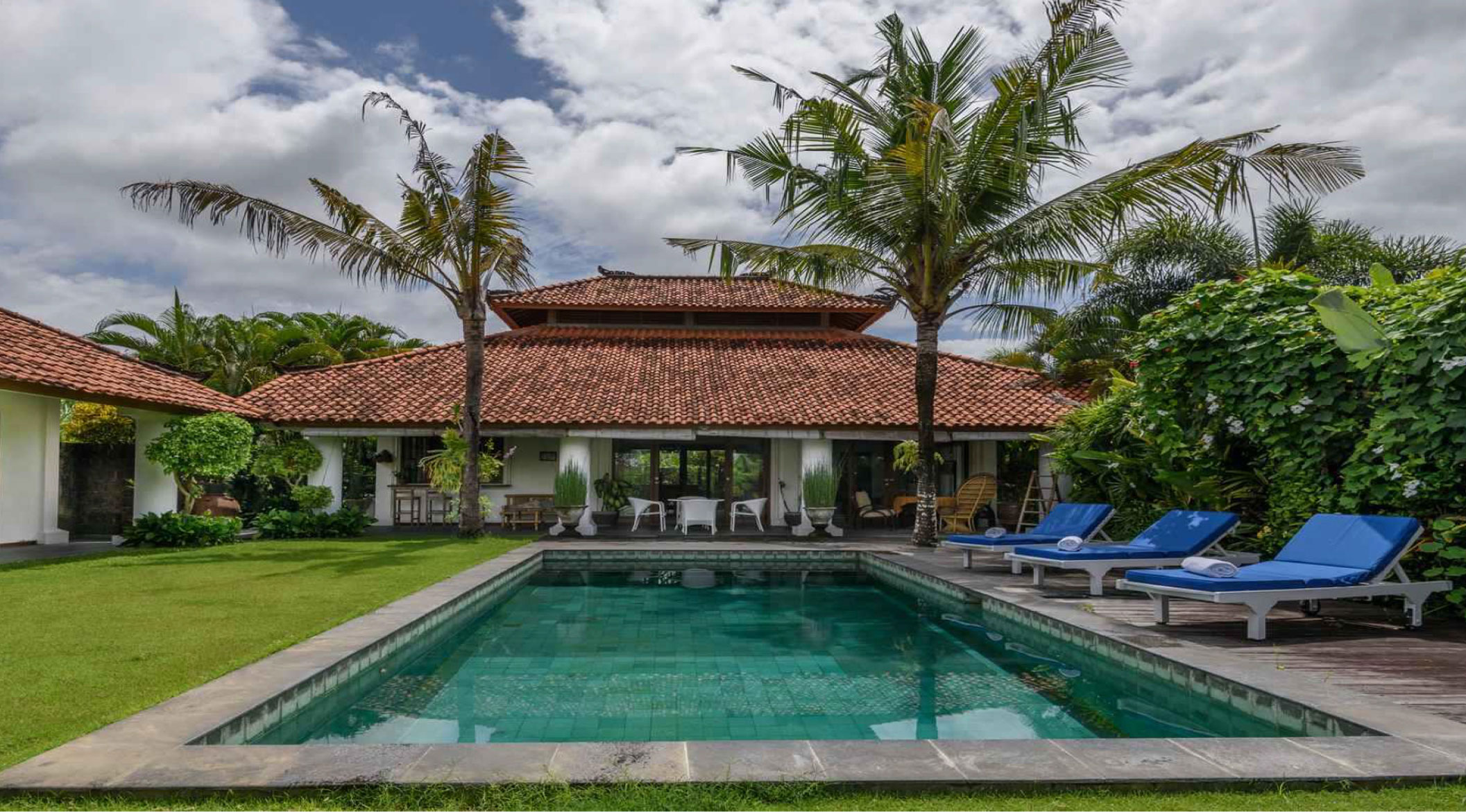 Serene living with rice field views in Canggu